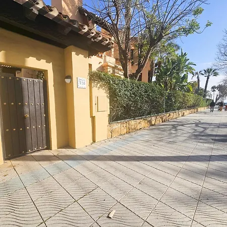 Beachfront In San Pedro - Pass The Keys Appartement *